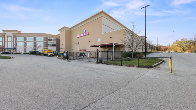 loading zone at Store-It in Halethorpe, MD